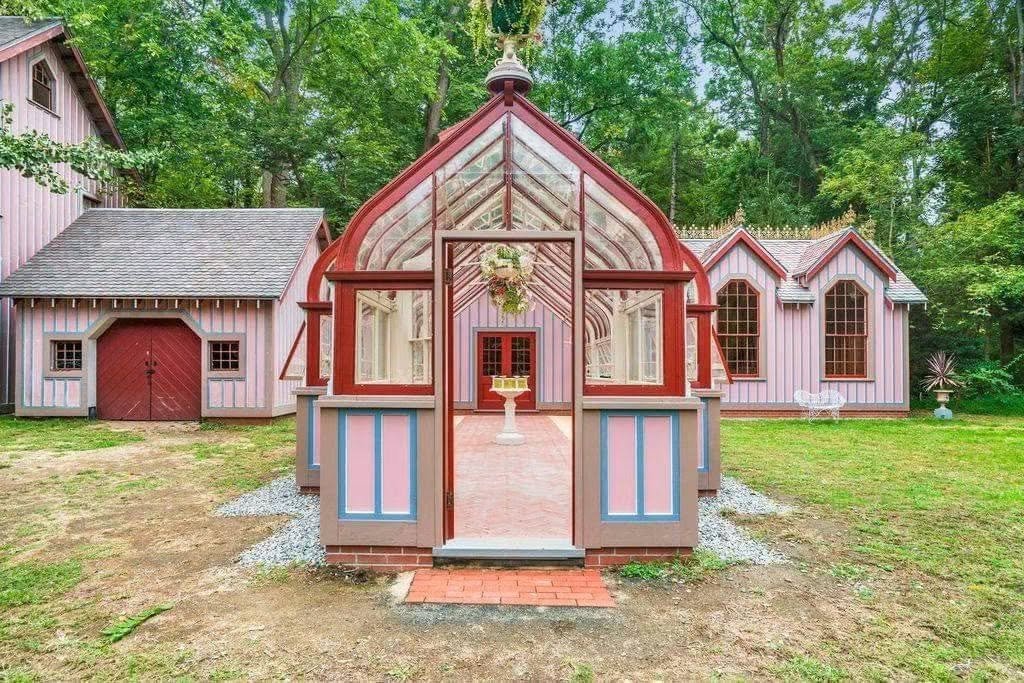 The Armour–Stiner Octagon House 11