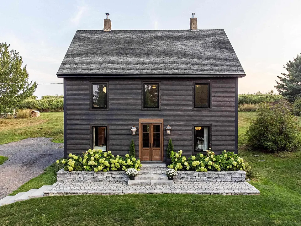 A Magnolia-Featured 1890s Acadian Colonial in Grand Pré, Nova Scotia c5d49ef94f80025d0183a9fd58237644 cc ft 960